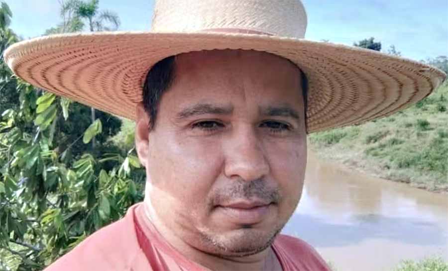 Homem de 42 anos morre e outros três são levados a hospital após caminhonete capotar no Acre