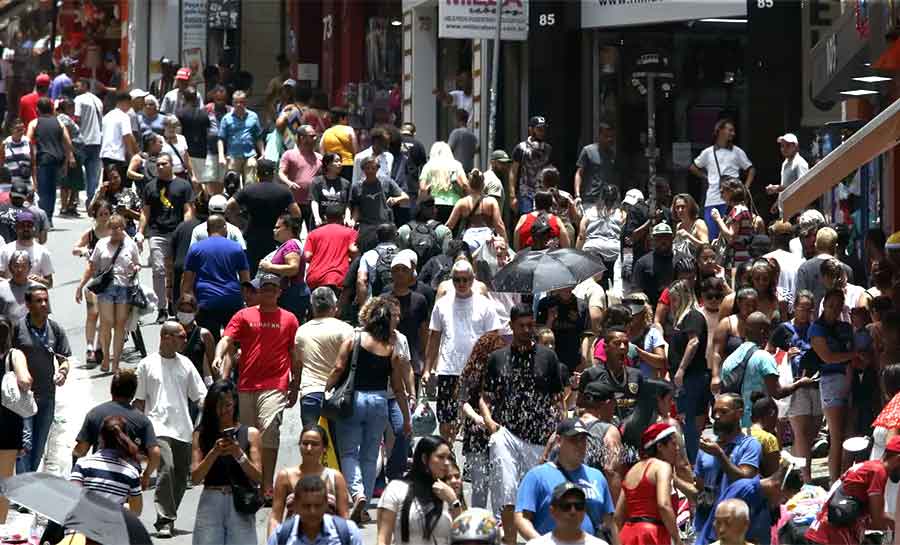 População brasileira chega a 213,4 milhões em julho de 2025