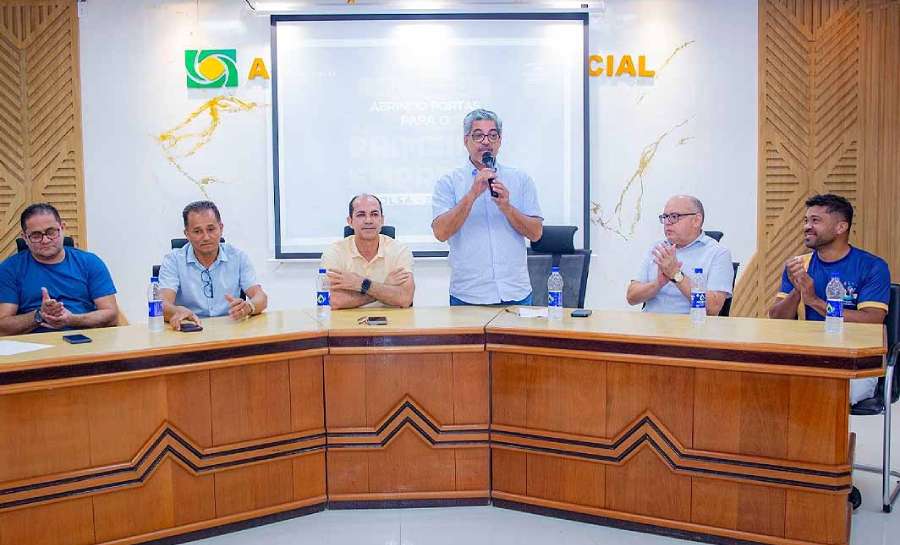 Ao lado de Zequinha, Edvaldo Magalhães participa do lançamento de mais uma edição do Programa Abrindo Portas para o Primeiro Emprego