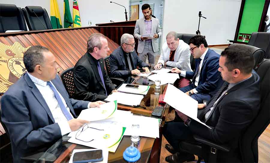 Deputados analisam projetos e vetos em reunião conjunta no Plenário da Aleac