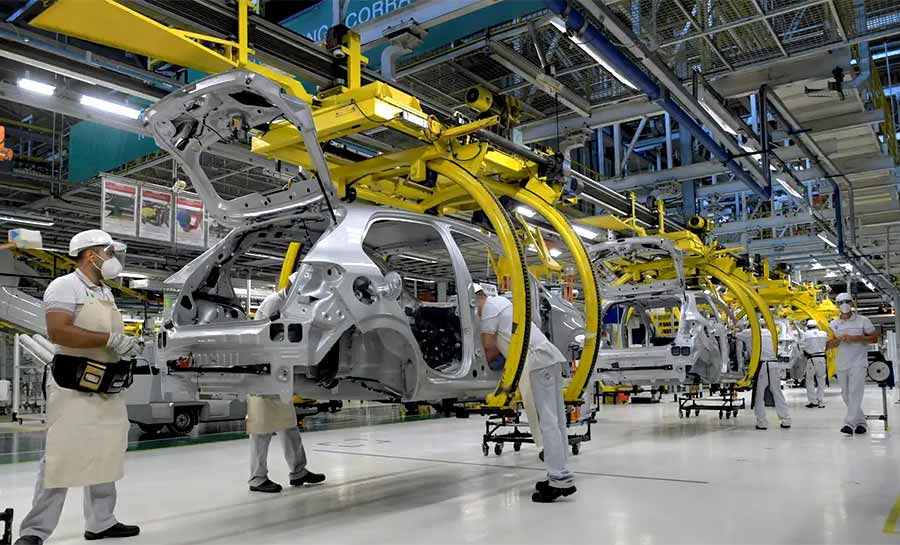 Produção industrial recua 0,2% em julho e acumula efeitos do juro alto