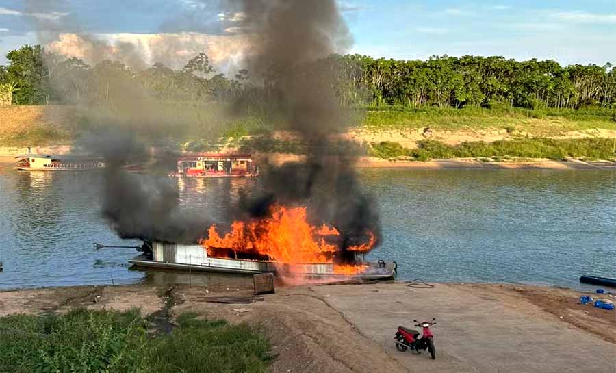 Balsa que carregava combustíveis pega fogo em rio no interior do Acre; ninguém se feriu