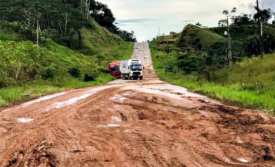 Trecho da BR-364 começa a ser recuperado no interior do Acre; Dnit prevê reconstrução até 2028
