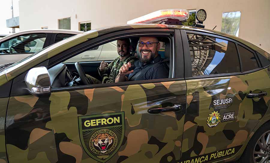 Gefron ganha viaturas e caminhão comprados com recurso garantido pelo senador Alan Rick