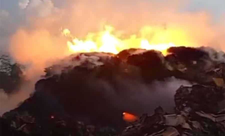 Após 7h de combate, bombeiros apagam incêndio em empresa de reciclagem no Acre