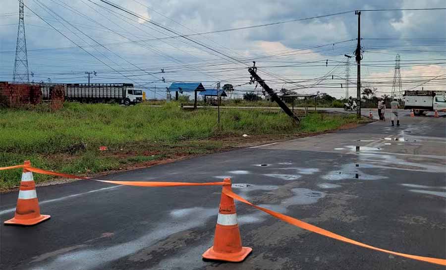 Temporal derruba 12 postes e deixa bairros do Segundo Distrito de Rio Branco sem energia elétrica