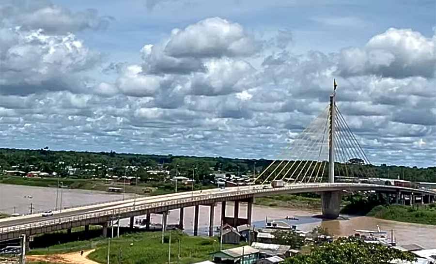 Imac investiga derramamento de óleo no Rio Juruá; imagens mostram manchas