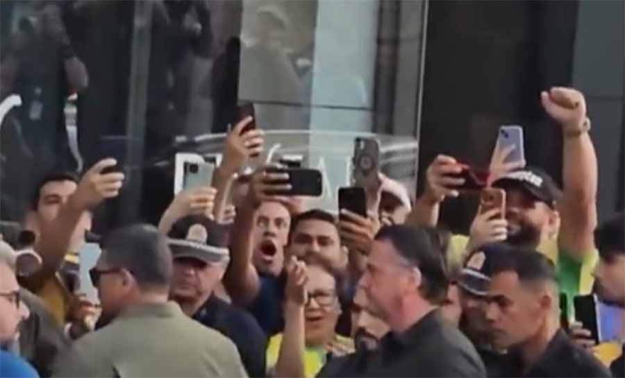 Escoltado, Bolsonaro chega em hospital para tratamento de pele