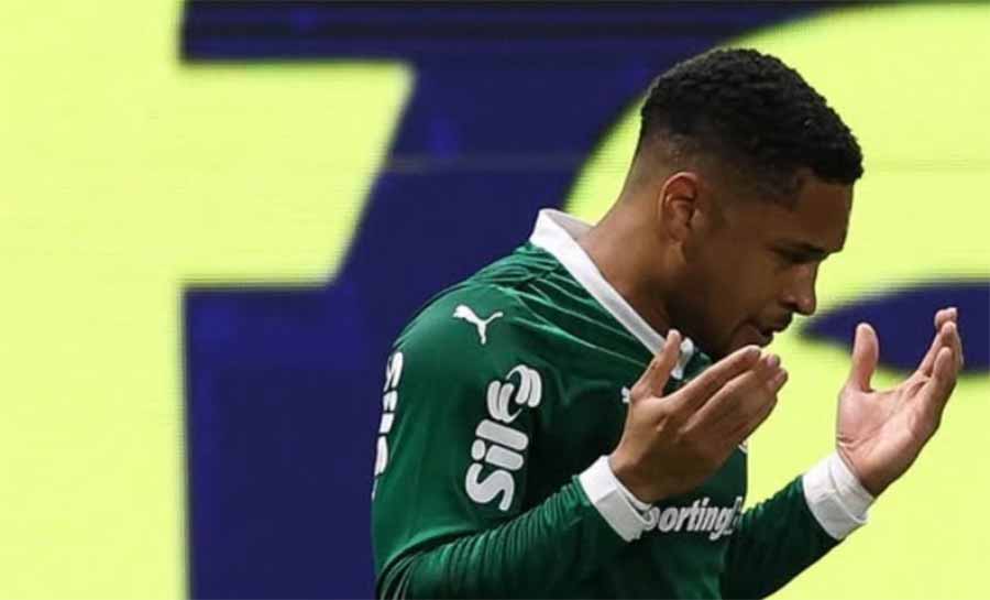 Com 3 gols de Vitor Roque, Palmeiras goleia Inter
