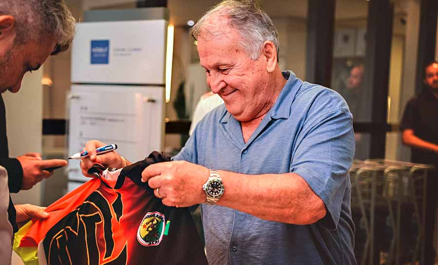 Zico chega a Rio Branco e é recepcionado por fãs e autoridades