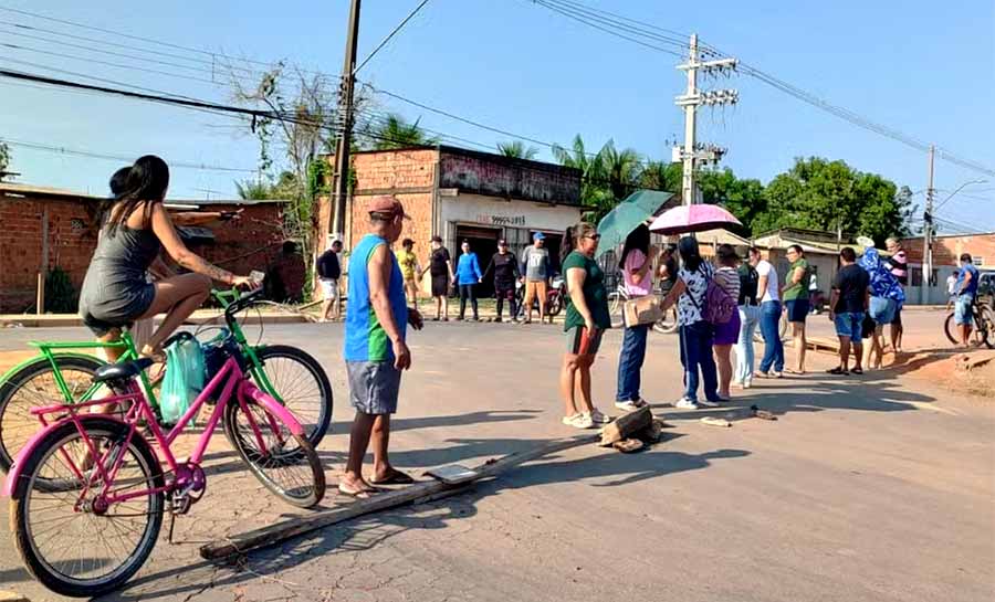 Moradores da Baixada da Sobral voltam a protestar em Rio Branco: ‘Só queremos melhorias’