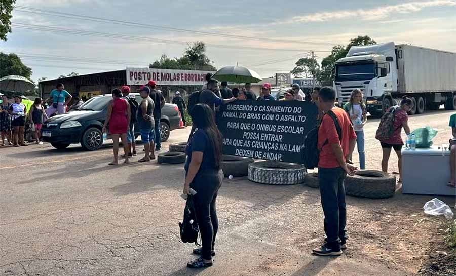 Moradores fecham a BR-364 durante protesto por policiamento e iluminação em ramal de Rio Branco