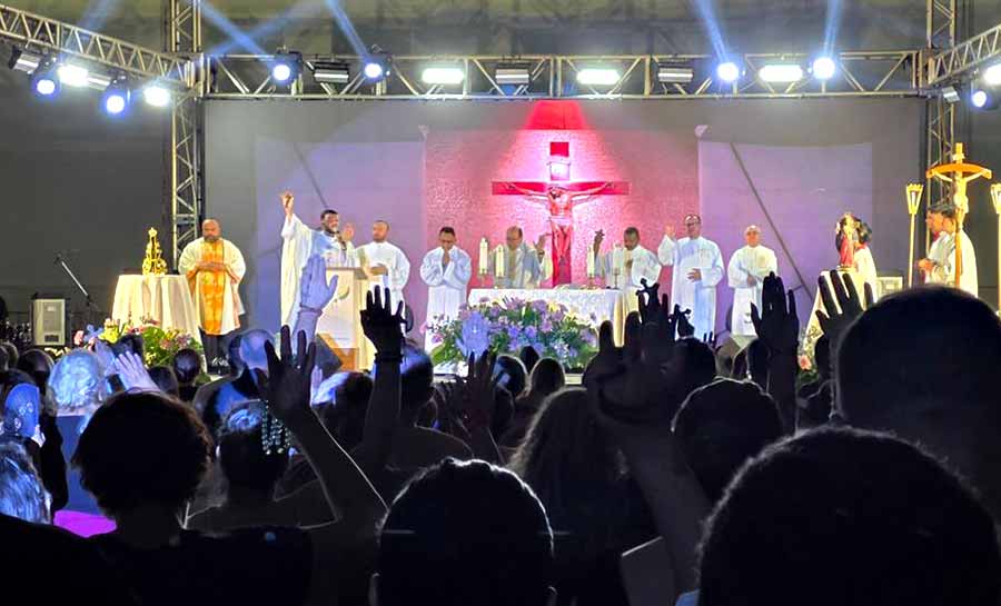 Encerramento do 8º Cerco de Jericó reúne multidão em noite de fé em Rio Branco