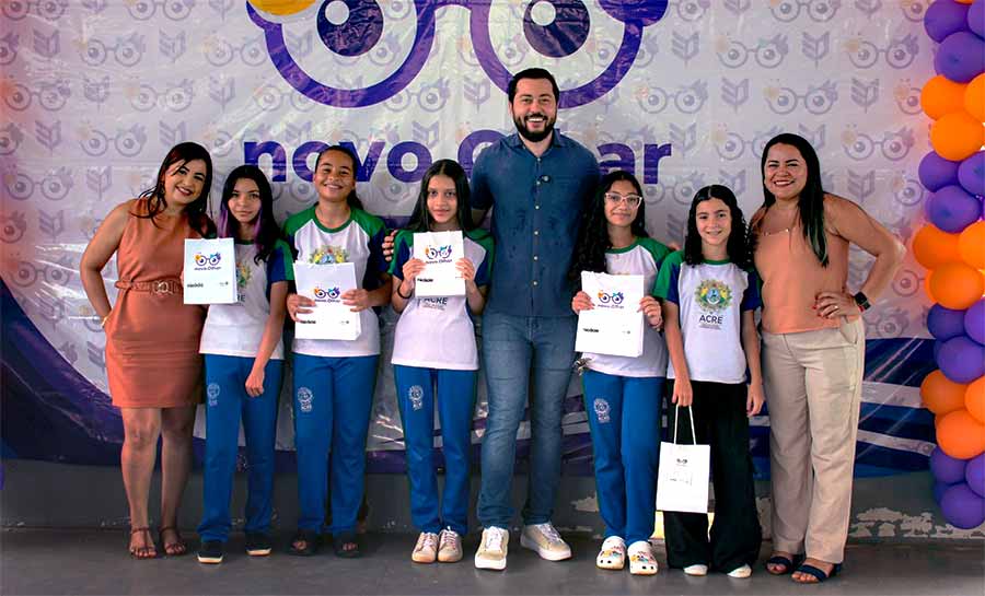 Jarude entrega mais de 100 novos óculos para alunos da Escola Berta Vieira de Andrade pelo projeto Novo Olhar