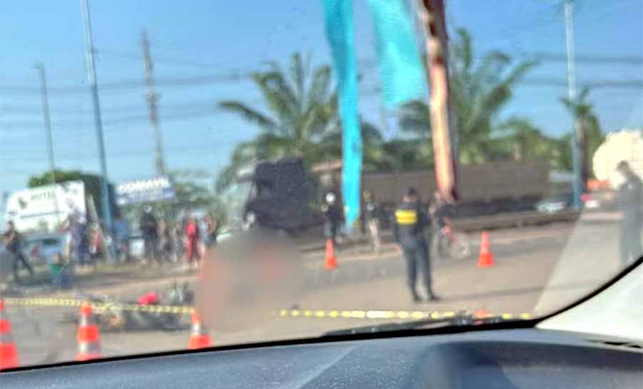 Pedreiro morre após bater motocicleta contra caminhão em rotatória no Acre