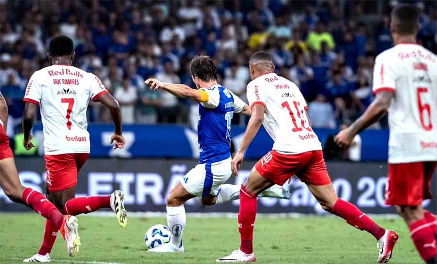 Brasileirão: Cruzeiro vence Bragantino e encosta no Flamengo