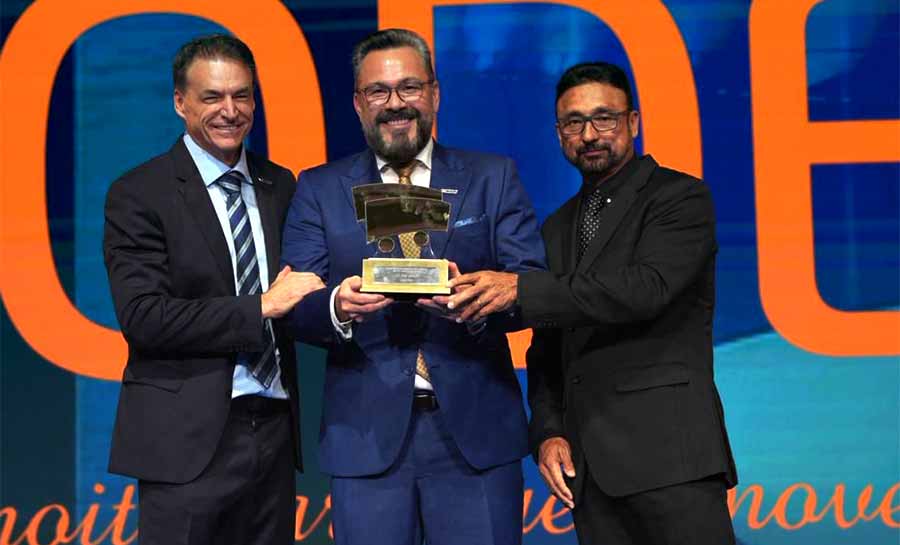 Relator do projeto da doação de alimentos, Alan Rick é homenageado em evento da ABRAS