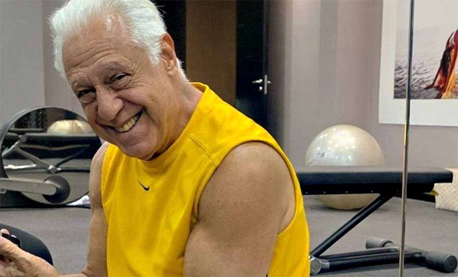 Antonio Fagundes exibe braço definido aos 76 anos