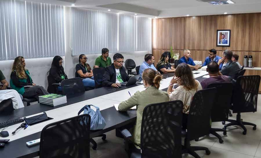 Governador Gladson Camelí recebe missão internacional do Programa REM Acre para avaliação dos resultados de 2025