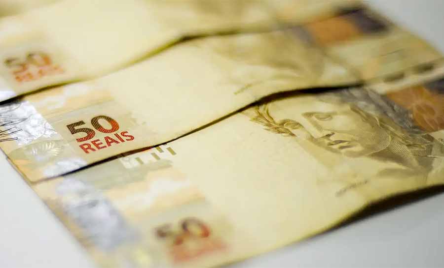 Arrecadação federal no ano supera 2024, apesar da queda em agosto