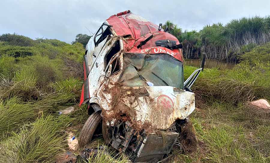 Ambulância do Samu capota a caminho de atendimento no interior do Acre