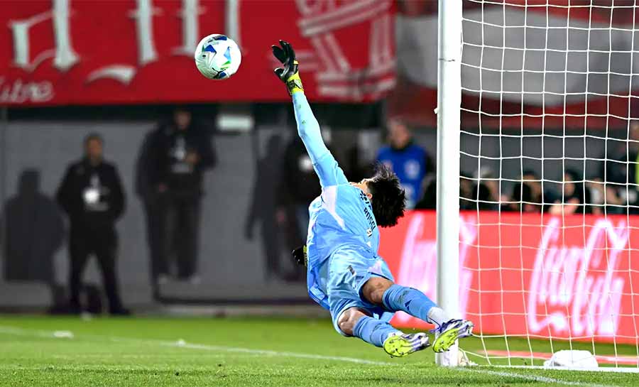 Rossi brilha nos pênaltis e garante classificação do Flamengo