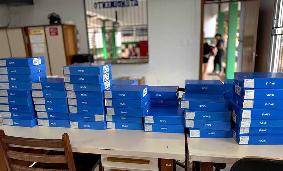 Governo do Acre entrega tablets para 192 alunos da Escola Raimunda Pará, na Cidade do Povo
