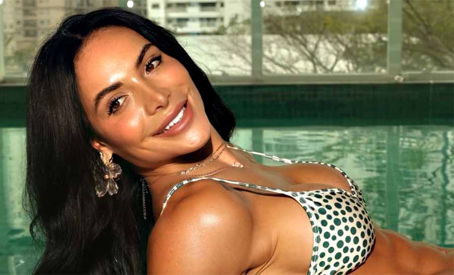 Aline Mineiro exibe abdômen trincado em dia de piscina