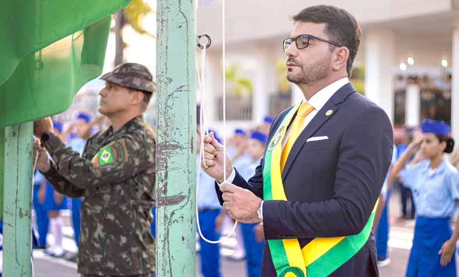 Governador Gladson Camelí prestigia desfile cívico em alusão aos 121 anos de Cruzeiro do Sul