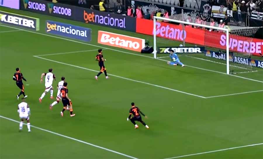 Yuri Alberto tenta cavadinha, Rossi defende e ainda provoca; veja