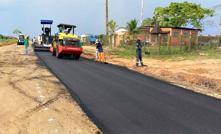 Deracre inicia asfaltamento do Ramal do Adolar em Sena Madureira