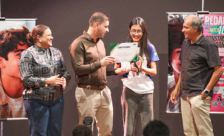 Com duas edições no mesmo dia, Nicolau certifica 300 alunos no Redação Nota Mil