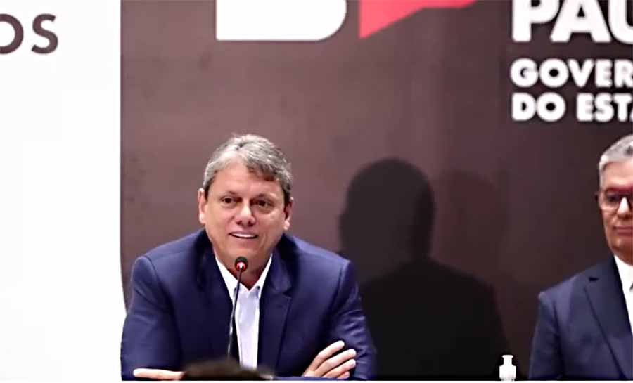 Tarcísio brinca sobre risco de contaminação de Coca-Cola