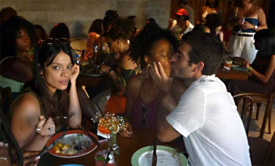 Humberto Carrão beija Edvana Carvalho em festa do elenco