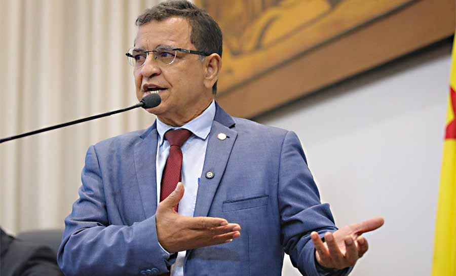 Luiz Gonzaga celebra liberação da importação de morango do Peru e propõe criação de indústria para fortalecer a produção de farinha em Cruzeiro do Sul