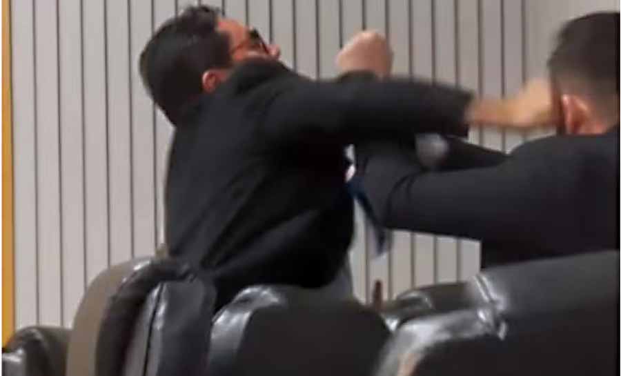 Vereadores trocam socos e empurrões durante sessão em câmara no Acre; VÍDEO
