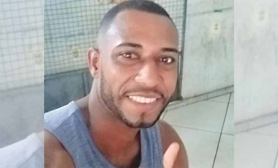 Homem é morto por traficantes após urinar na frente de crianças