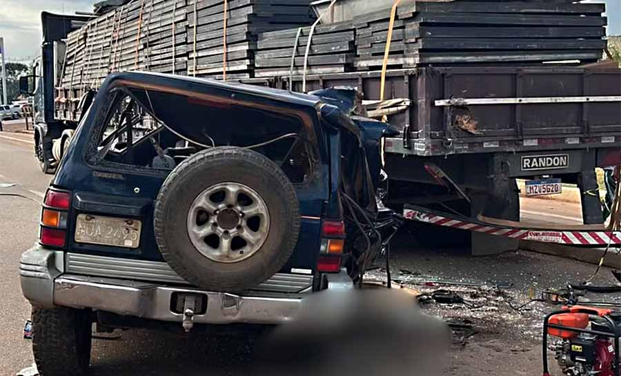 Boliviano morre e criança fica em estado grave após carro bater em carreta parada no Acre