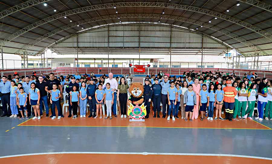 Vice-governadora participa da formatura de 430 alunos do Proerd em Sena Madureira e recebe homenagem