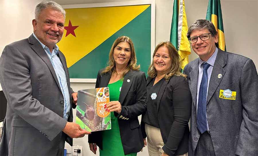 Petecão destina R$ 1,8 milhão e Ufac assina ordem de serviço para quadra no campus Floresta