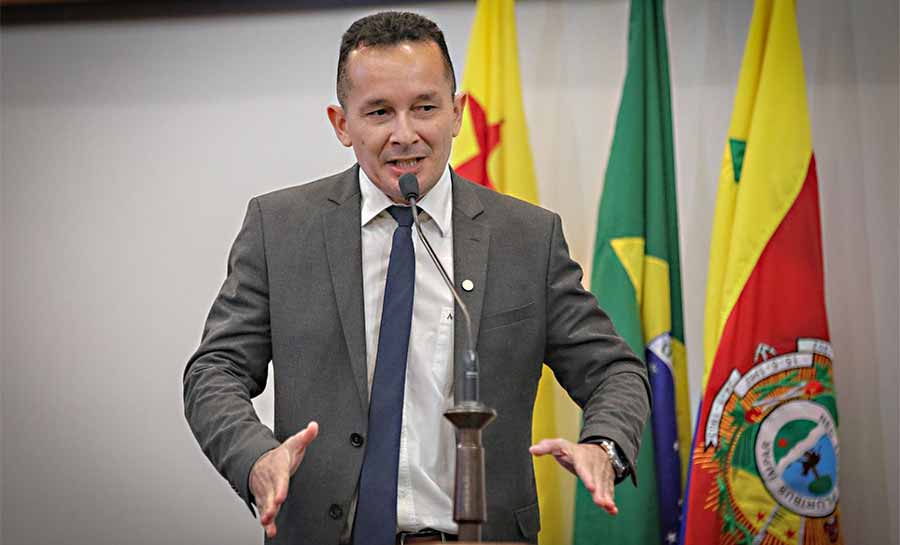 Adailton Cruz reafirma apoio aos professores e cobra entrega do plano da Saúde