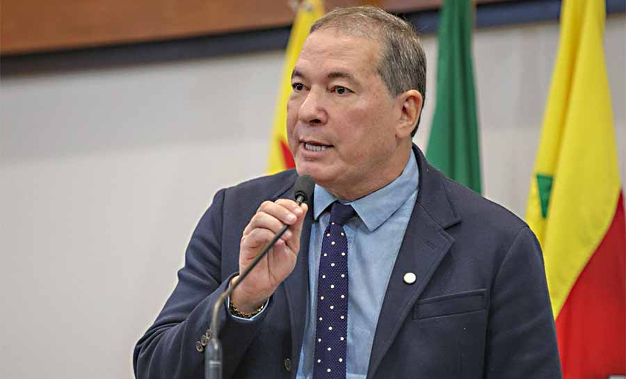 Chico Viga presta homenagem aos professores e defende valorização da categoria