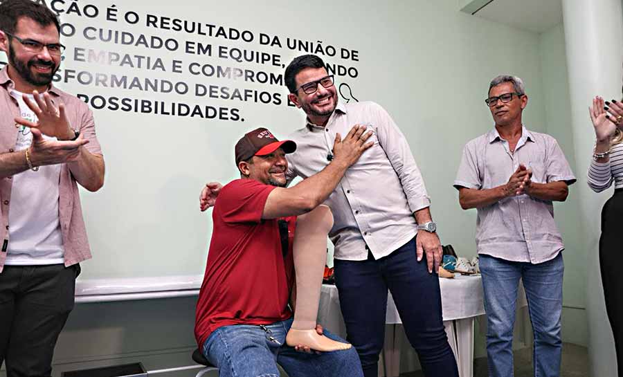 ‘Essa é minha maior obra’, diz governador ao entregar prótese a paciente atendido pela Oficina Ortopédica da Fundhacre