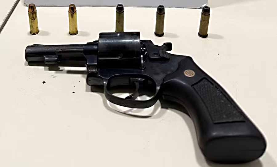 Homem é preso ao parar para ver acidente e ser flagrado com arma na cintura no AC