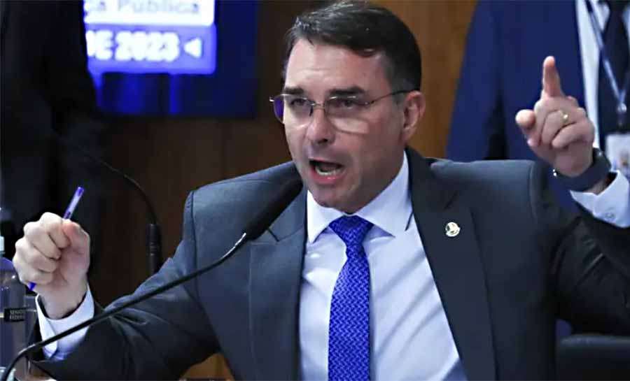 Flávio Bolsonaro ataca imprensa: “Defendem traficantes”