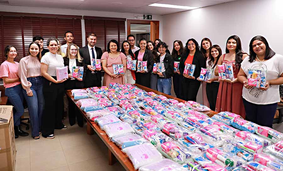 Presidente Nicolau Júnior entrega kits que serão destinados a mulheres atendidas na DEAM
