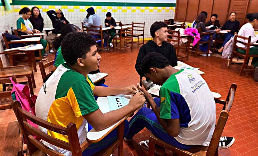 Roda de conversa sobre bullying conscientiza alunos da Escola Elozira dos Santos Thomé