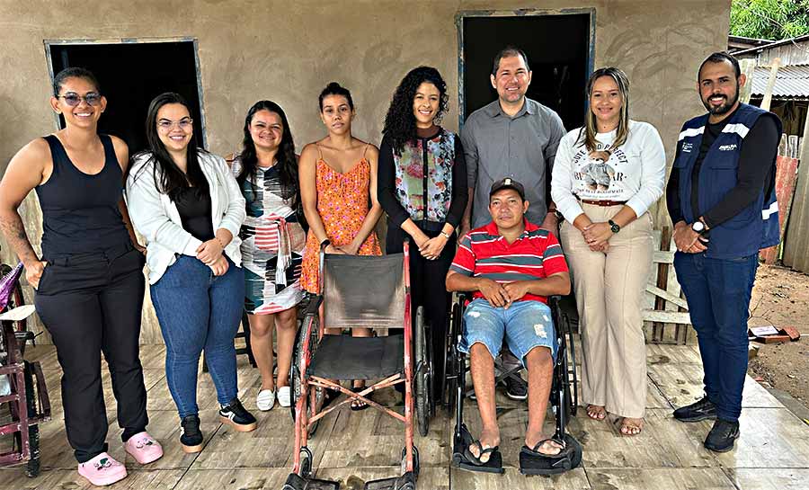Com apoio do Rotary, vereador Joabe Lira entrega cadeira de rodas a morador de Rio Branco