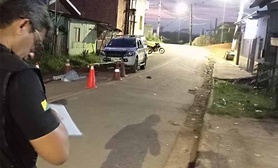 Homem é morto e outro fica ferido após serem atingidos por tiros em frente a bar no interior do Acre