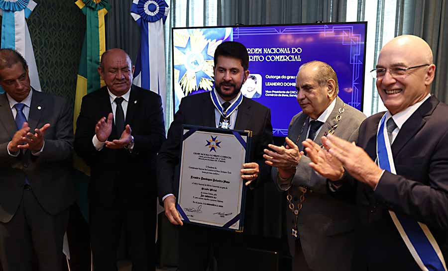Presidente do Sistema Fecomércio-Sesc-Senac/AC recebe outorga da Ordem Nacional do Mérito Comercial